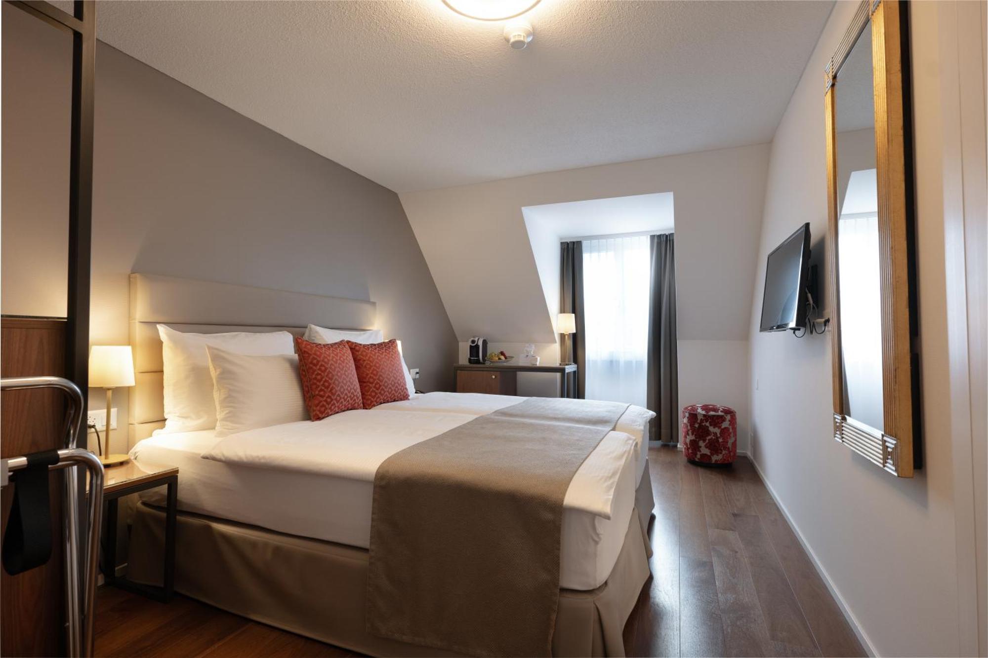 Double room facing the Chapel Bridge and balcony 12m2,1765185521:JPEG