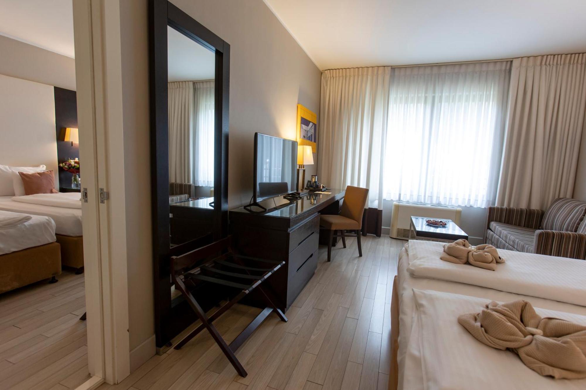 Family Room (2 Adults + 2 Children)