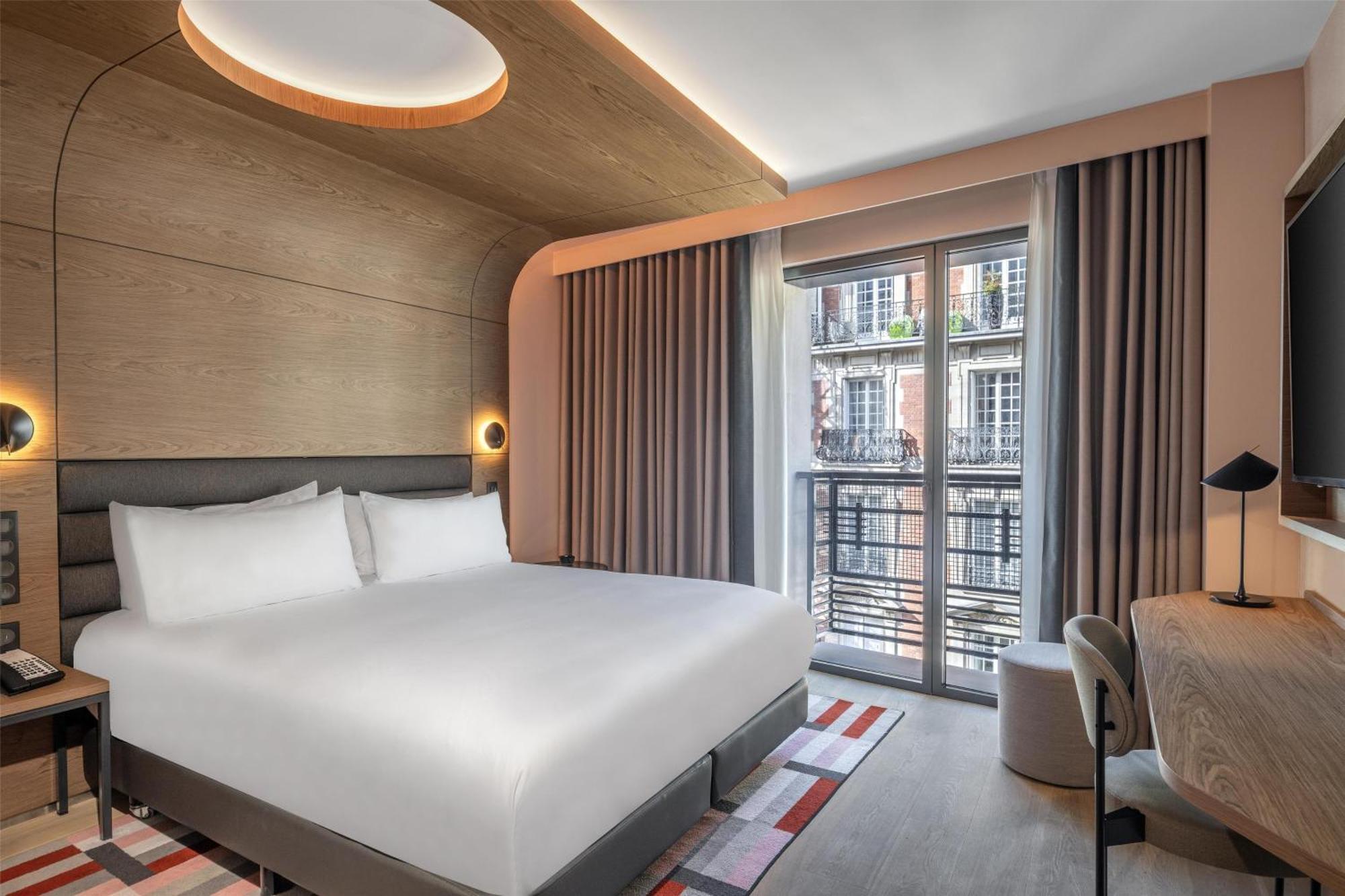 Premium Eiffel Moment Room