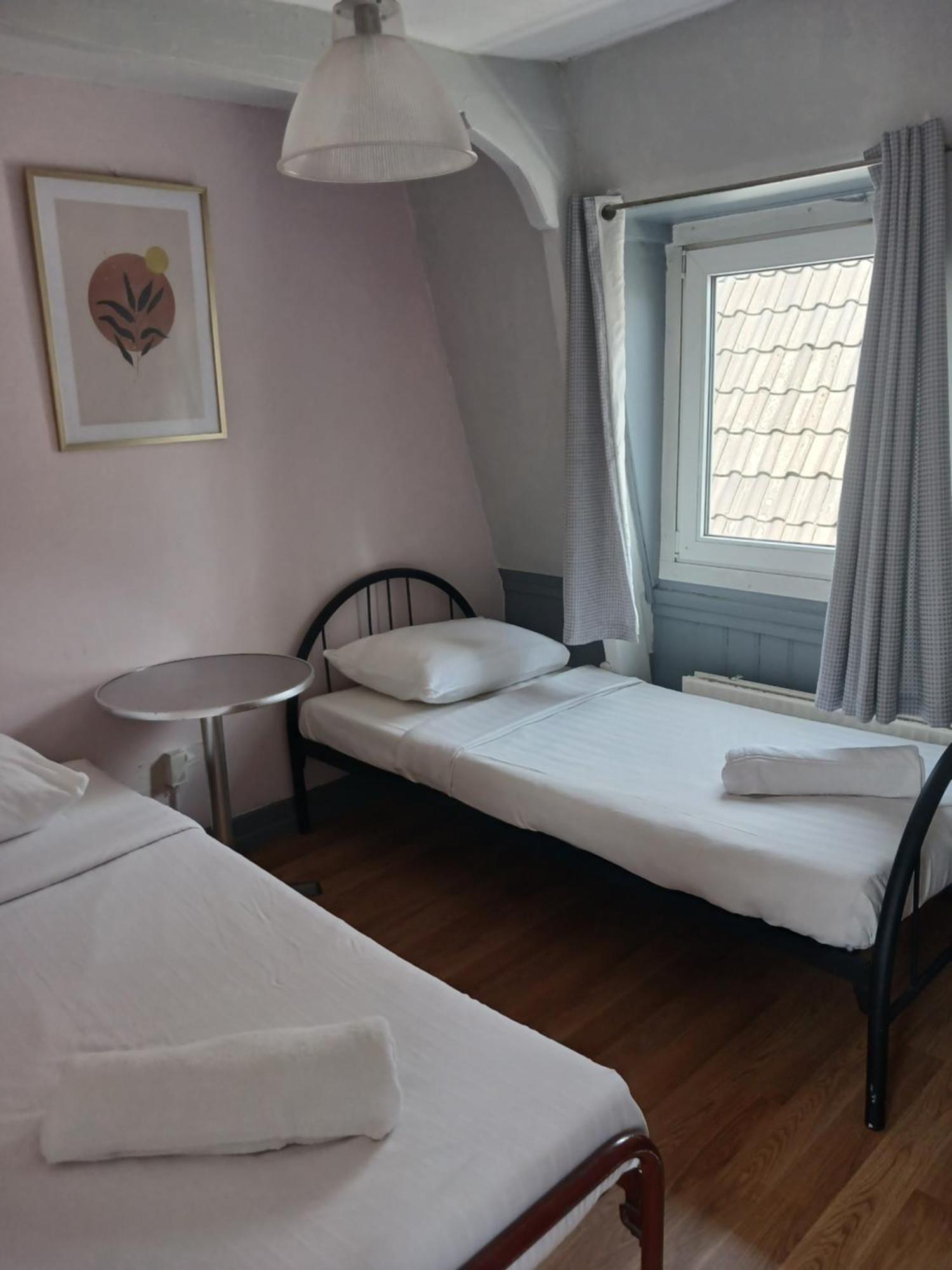 Chambre Lits Jumeaux avec Salle de Bains Commune