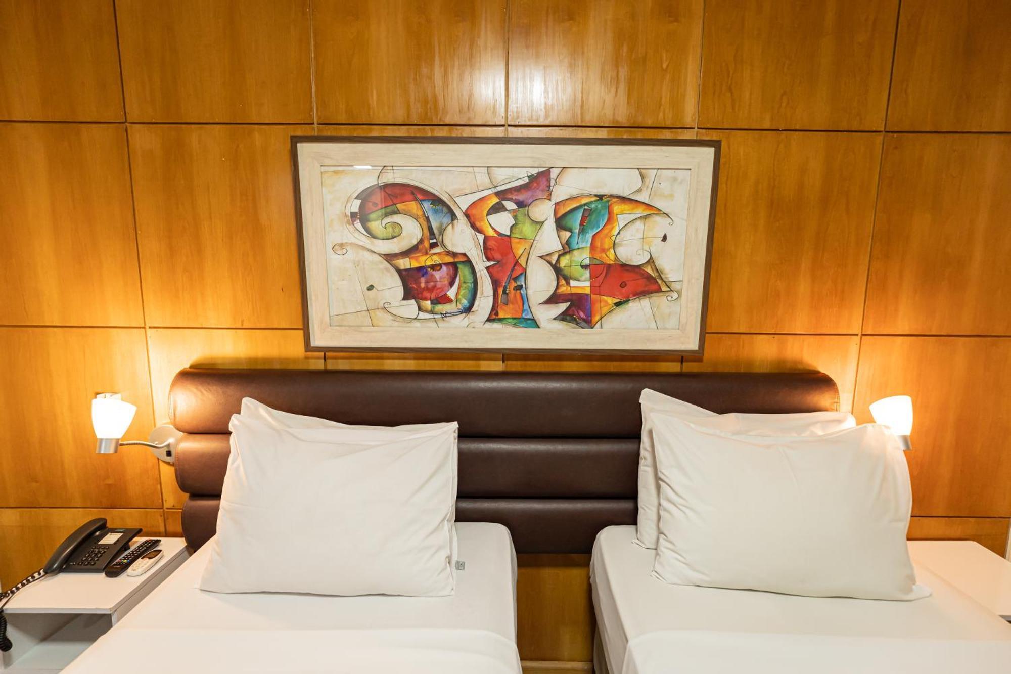 Quarto Duplo com 2 Camas Individuais
