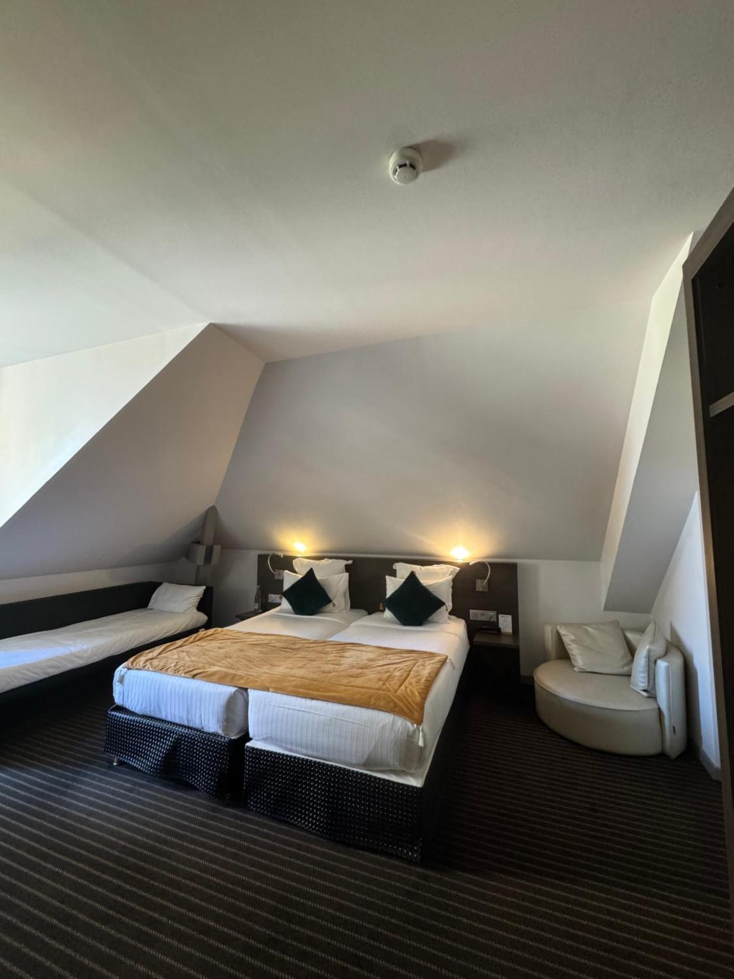 Superior Double Room with Two Single Beds - Non-Smoking