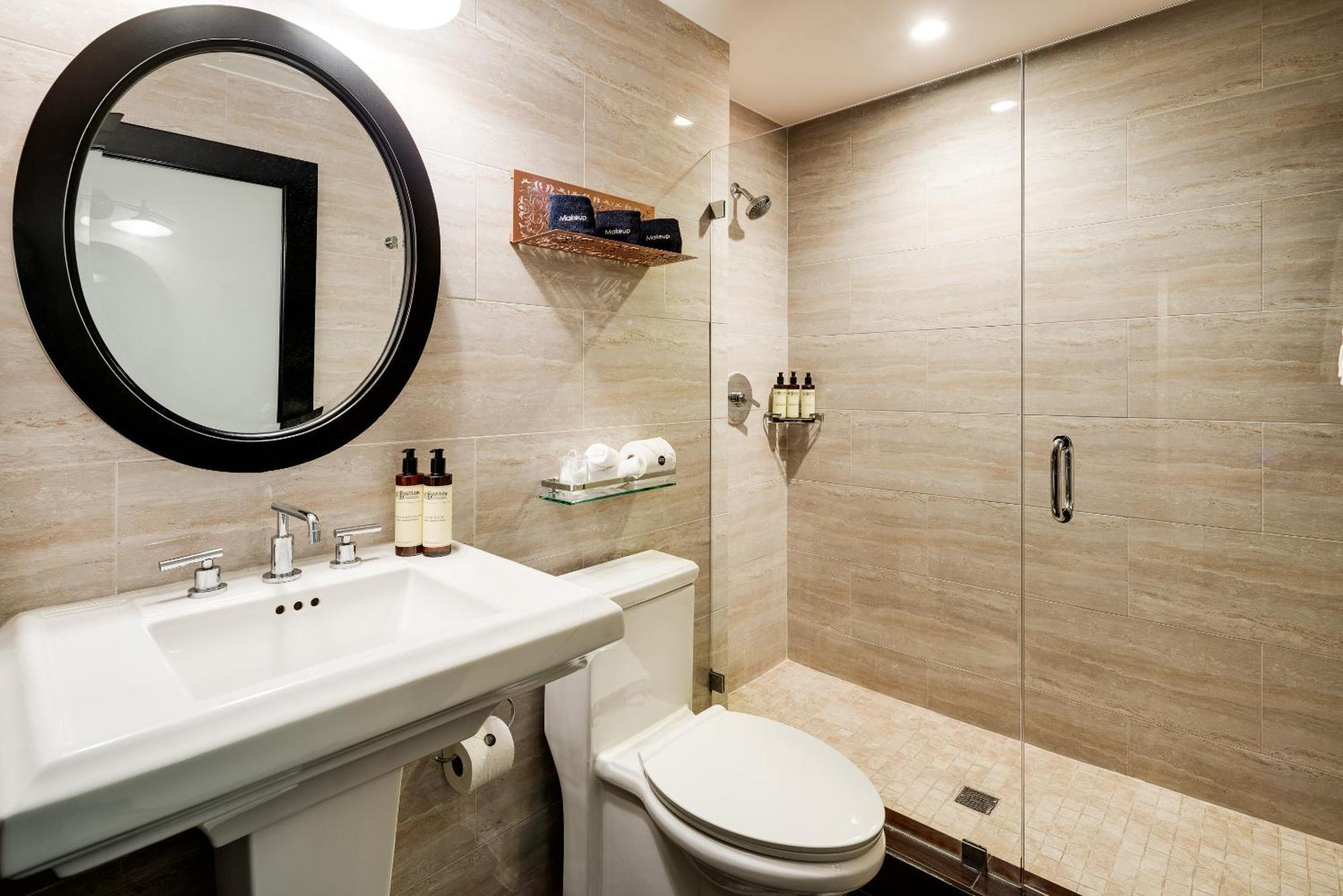 Chambre Lit King-Size Classique - Vue sur Piscine