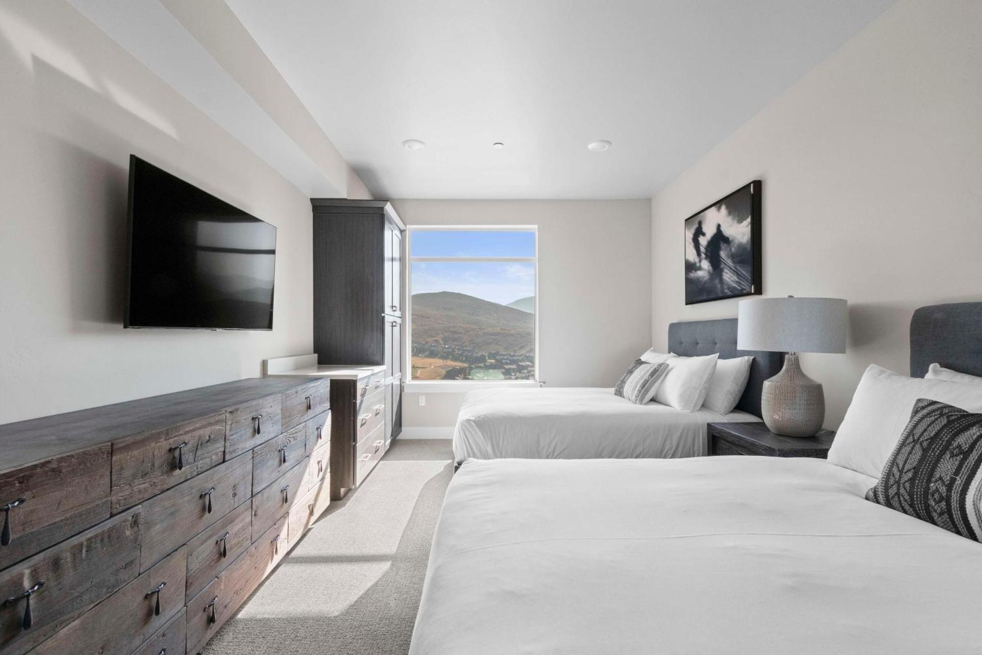 Two-Bedroom Mountain View Suite 2 Queens 1 King Sofa Sleeper,1743372107:JPEG