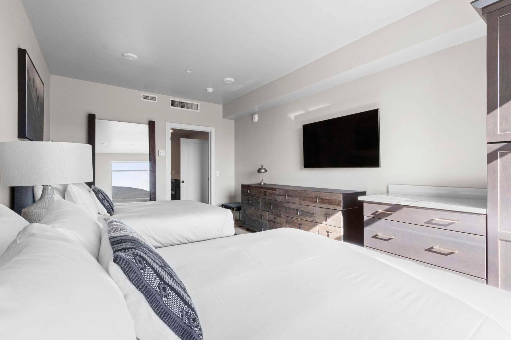 Two-Bedroom Luxury Suite 2 Queens 1 King Sofa Sleeper,1743372095:JPEG