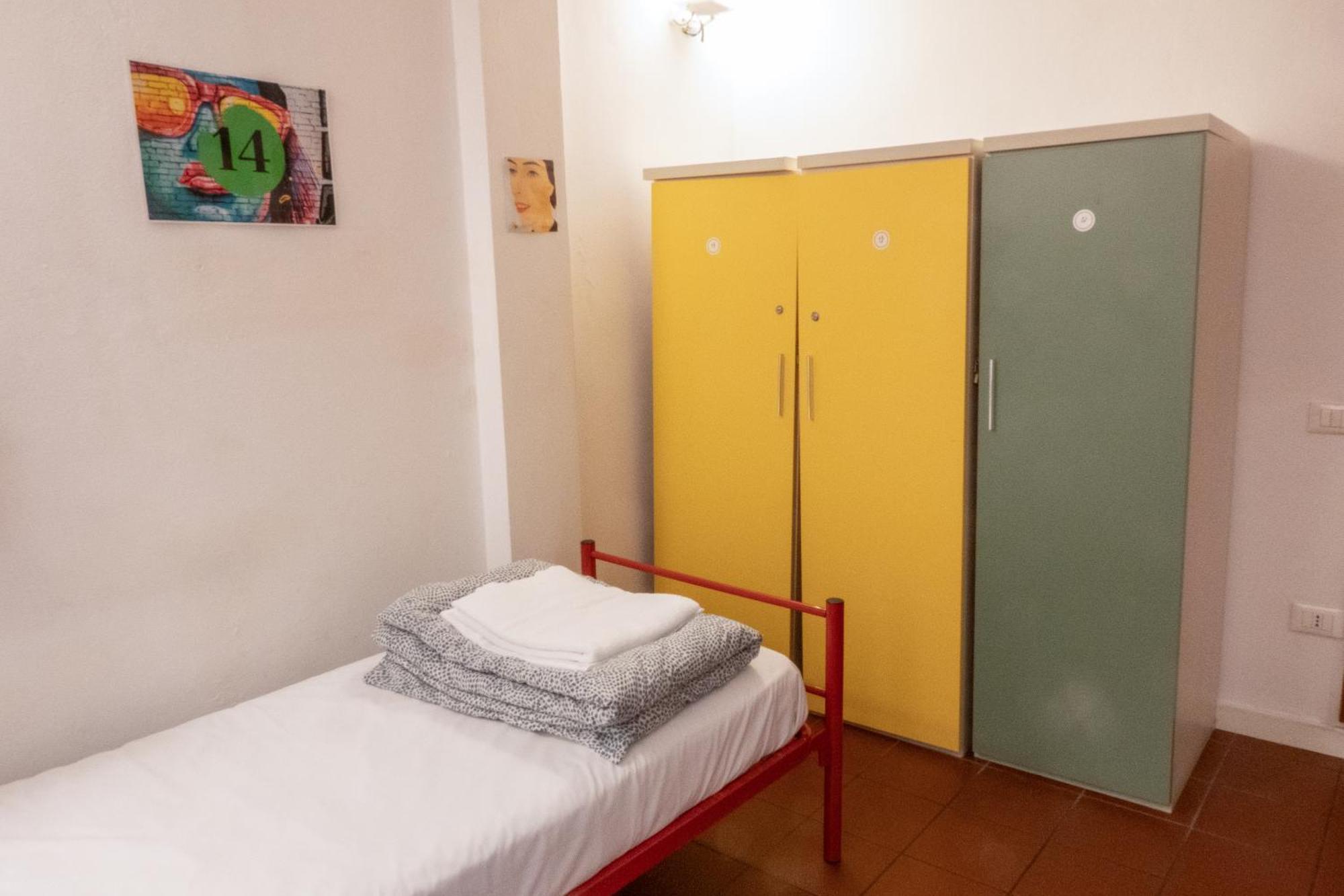 Posto Letto in Dormitorio Femminile con 5 Letti