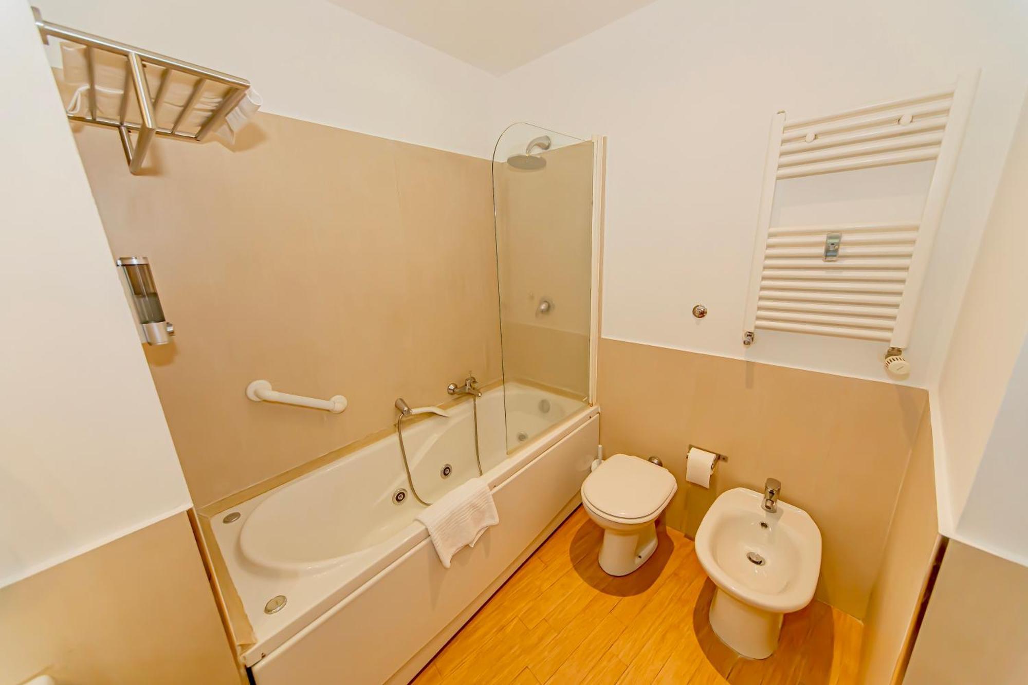 One-Bedroom Apartment,1758526972:JPEG