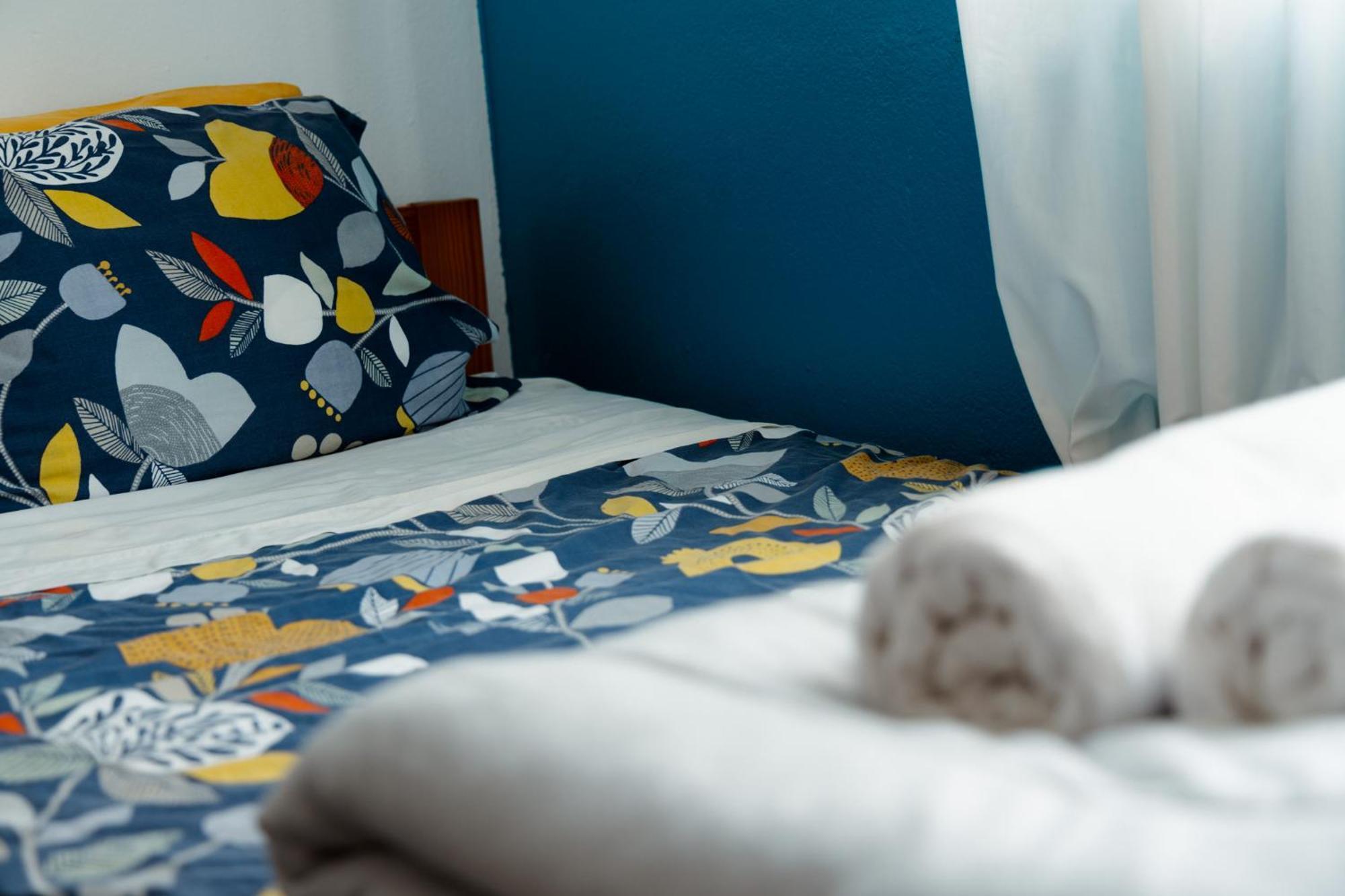 Tweepersoonskamer met 2 Aparte Bedden en Gedeelde Badkamer