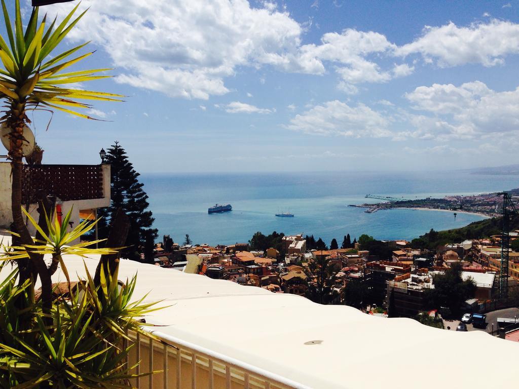 Quarto Superior com Cama de Casal ou 2 de Solteiro e Vista do Mar e da Montanha