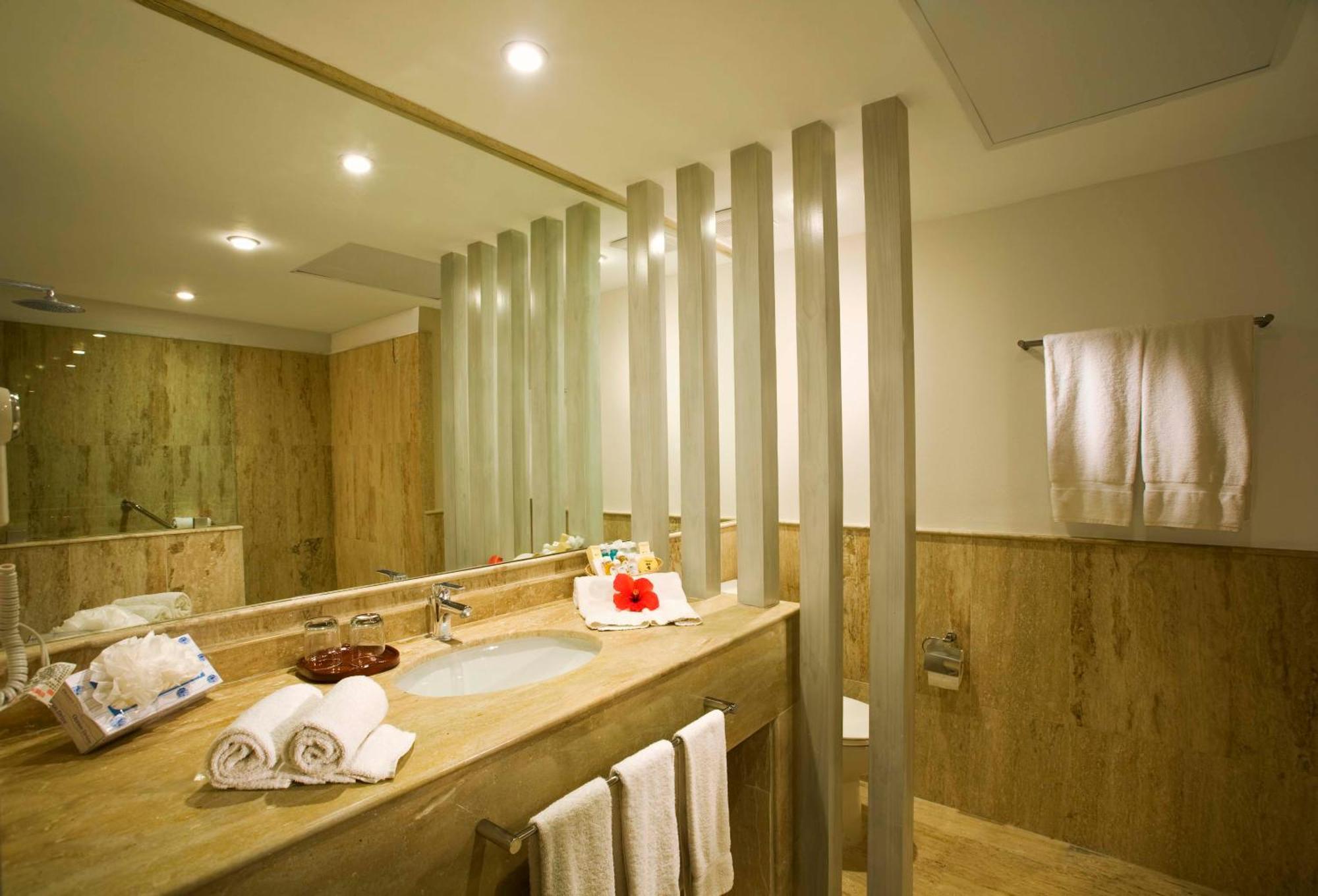 Superior Double Room with Two Double Beds and Garden View,687154353:JPEG