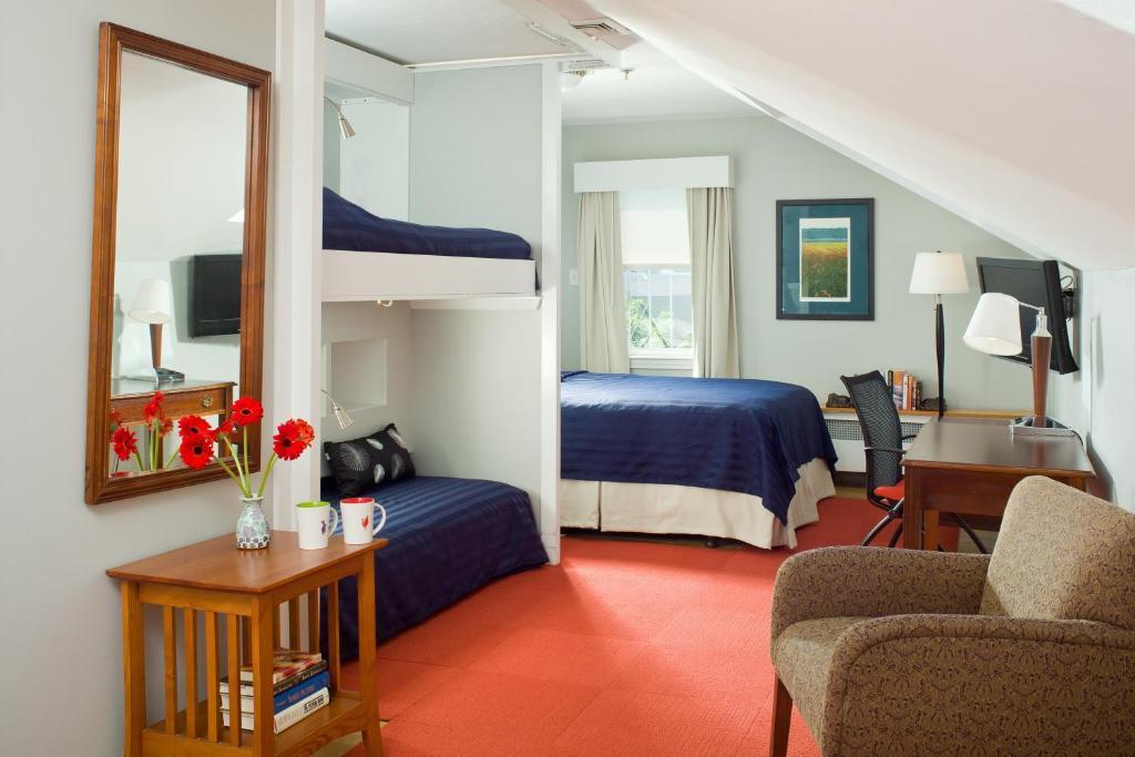 Queen Room with Two Single Beds,701117290:JPEG