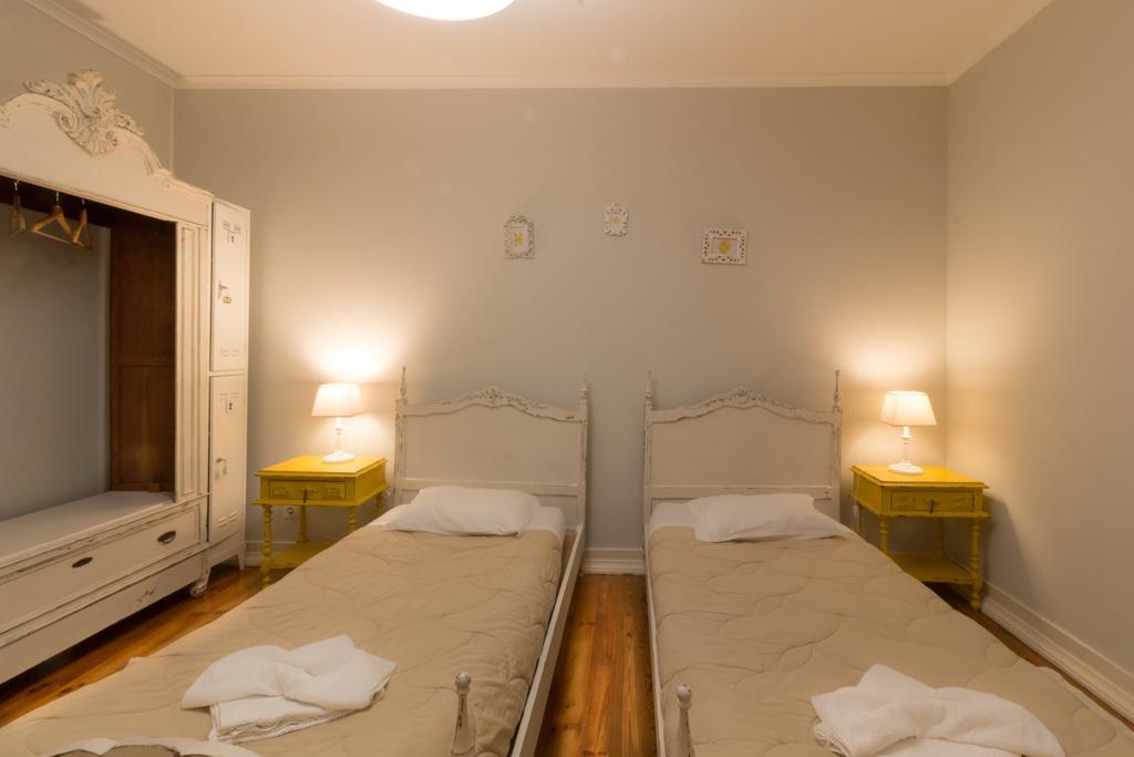 Quarto com 2 Camas de Solteiro e Banheiro Privativo