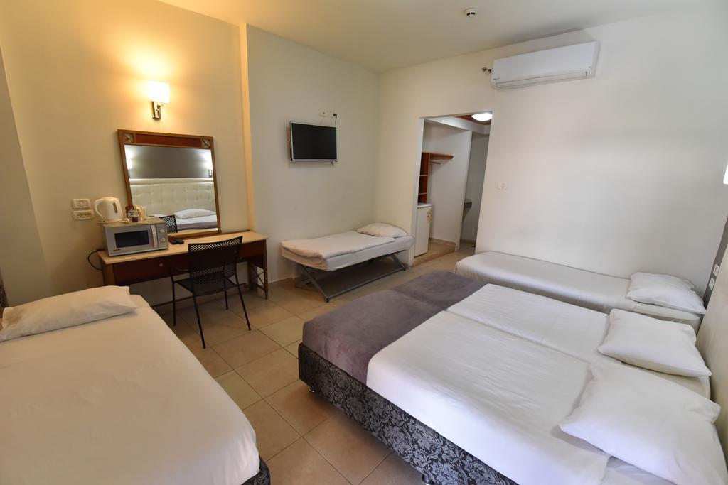 Family Room (5 Adults),396251364:JPEG