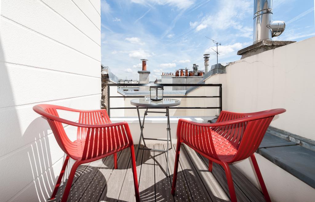 Family Room Balcony,422080188:JPEG