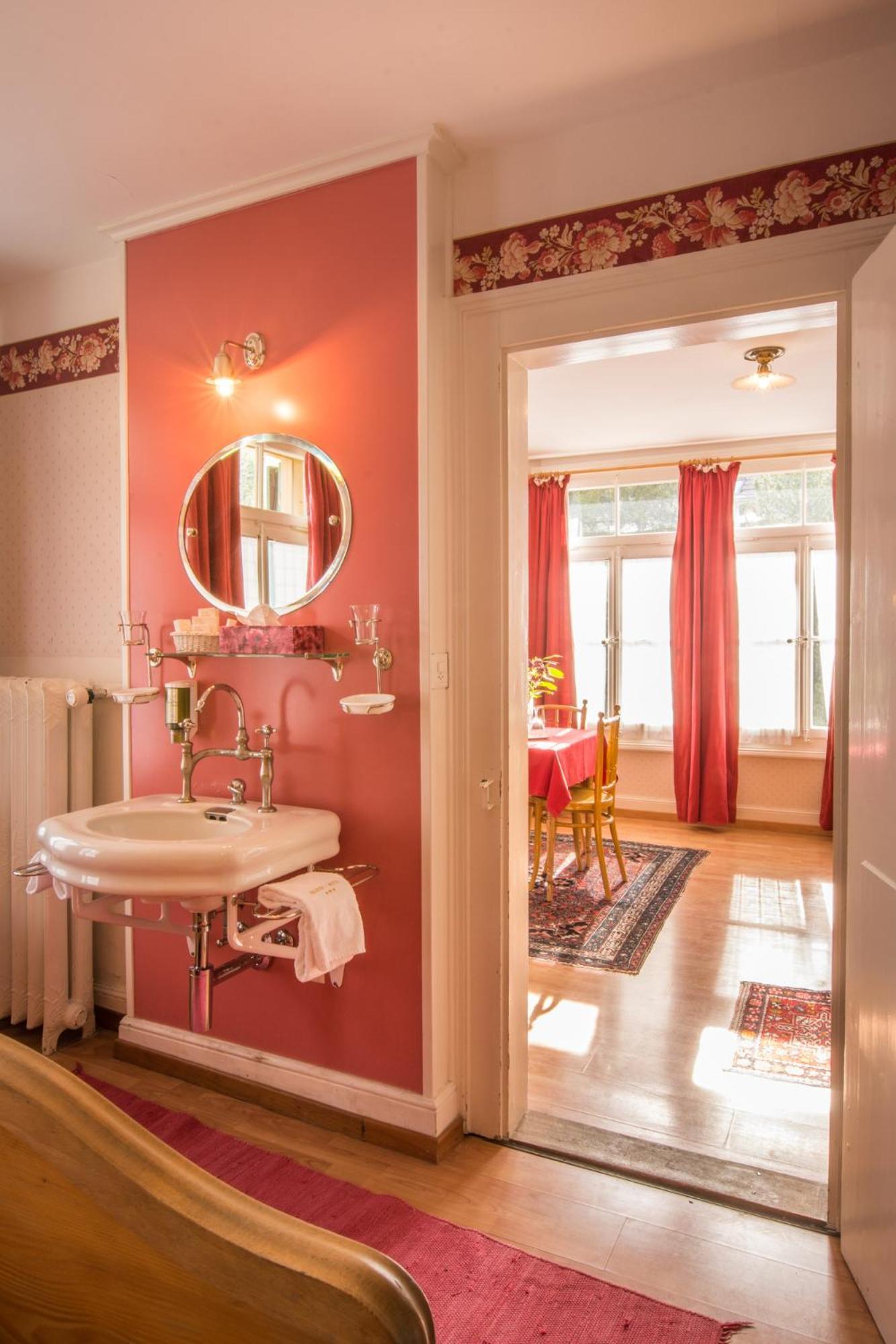 Familienzimmer mit Balkon und Gartenblick