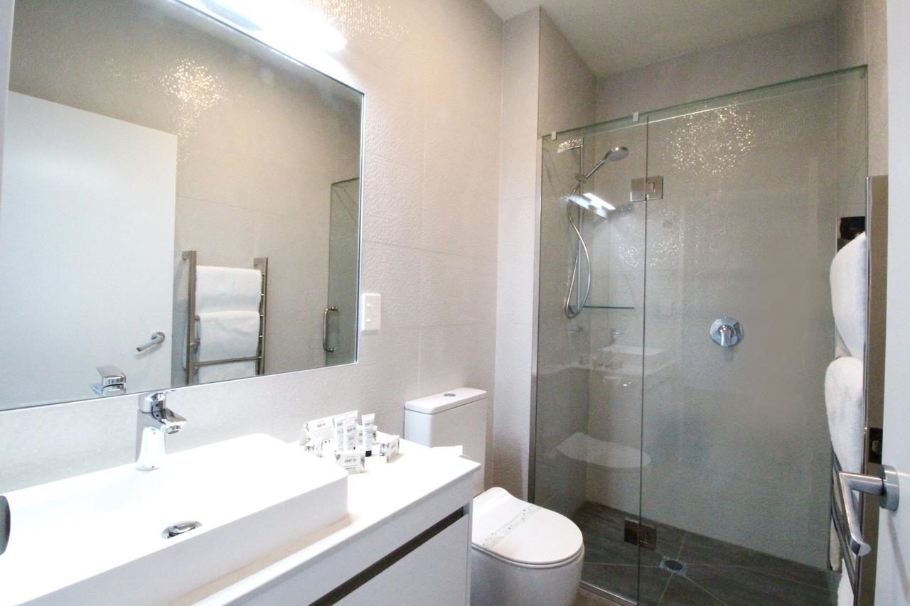 TWO-BEDROOM EXECUTIVE SUITE WITH CITY VIEWS (King+2S)
