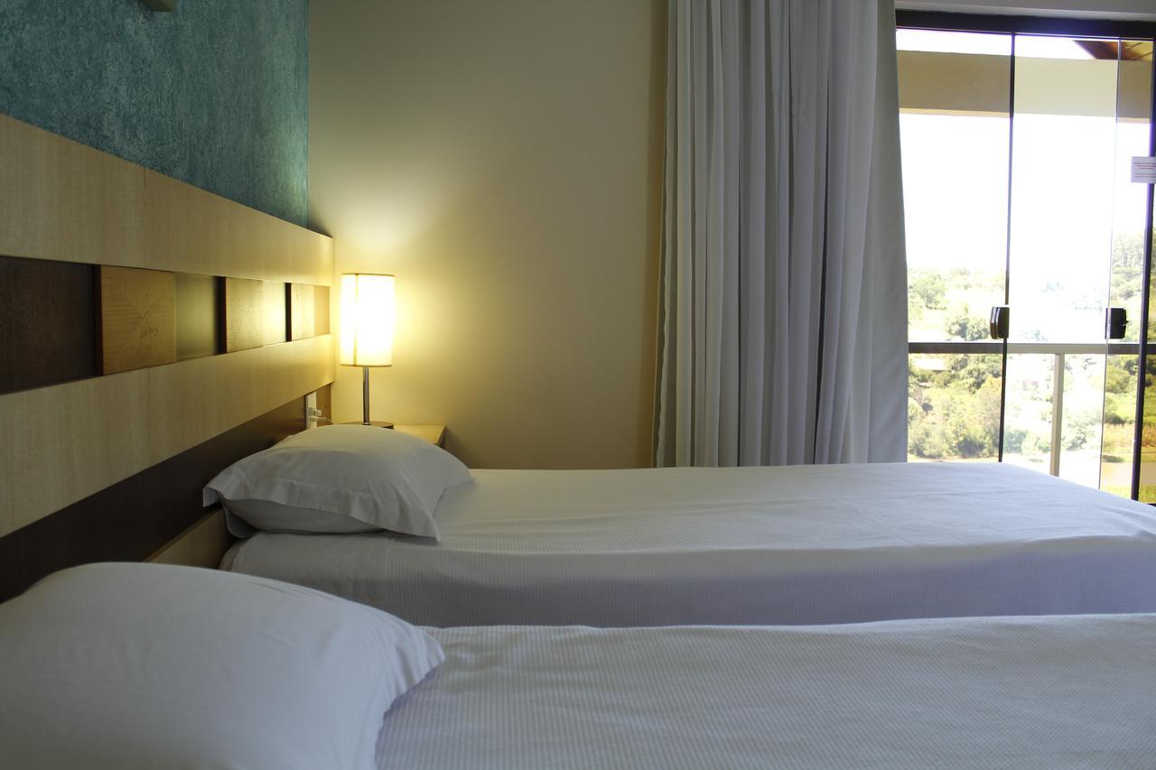 Quarto com 2 Camas de Solteiro e Vista do Lago