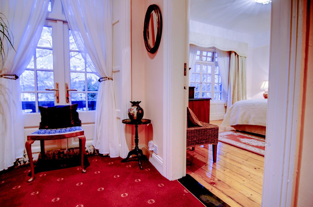 Habitación con cama grande y vistas al jardín