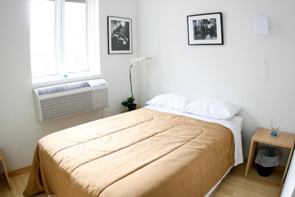 Standard Zimmer mit Doppelbett und eigenem Bad