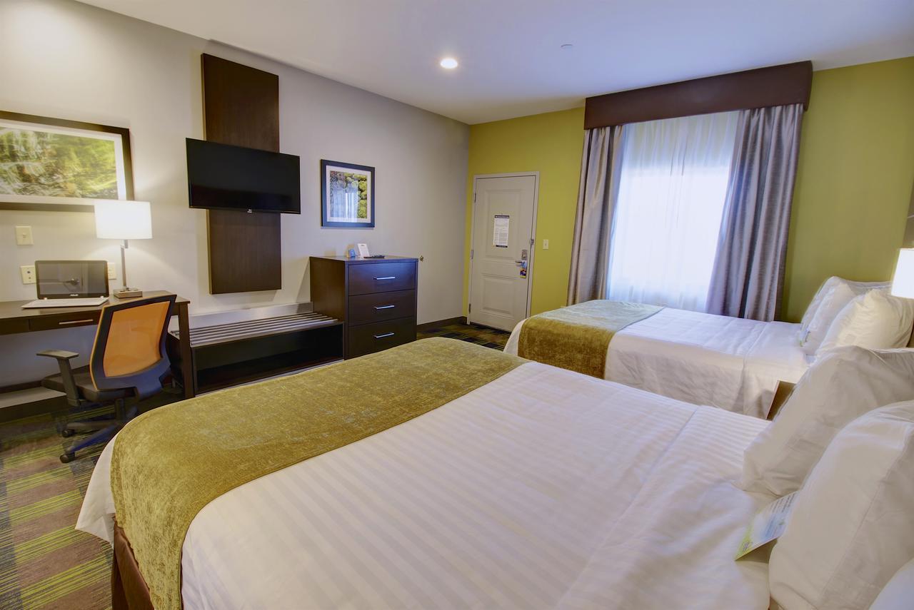 Queen Room with Two Queen Beds and Bath Tub - Mobility/Hearing Accessible - Non-Smoking,654613950:JPEG