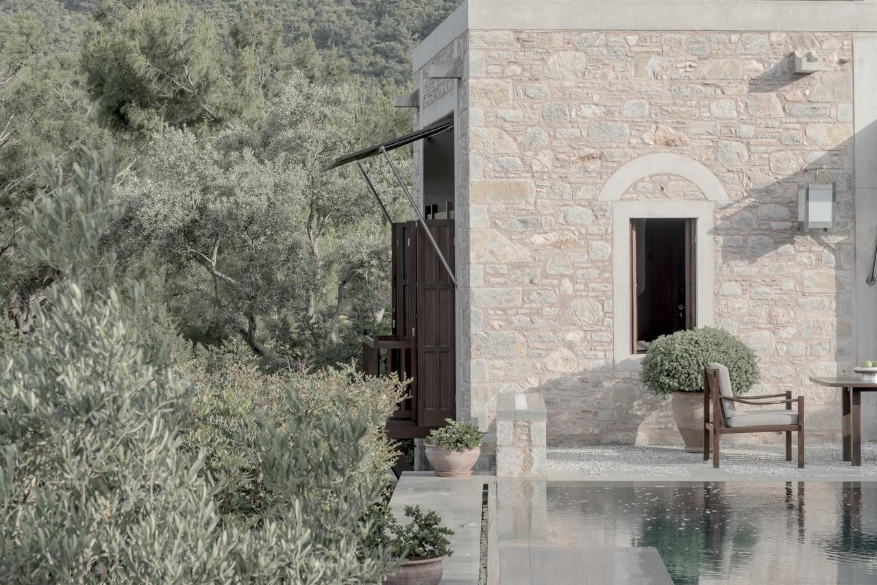 Pavillon mit Pool und eingeschränktem Meerblick