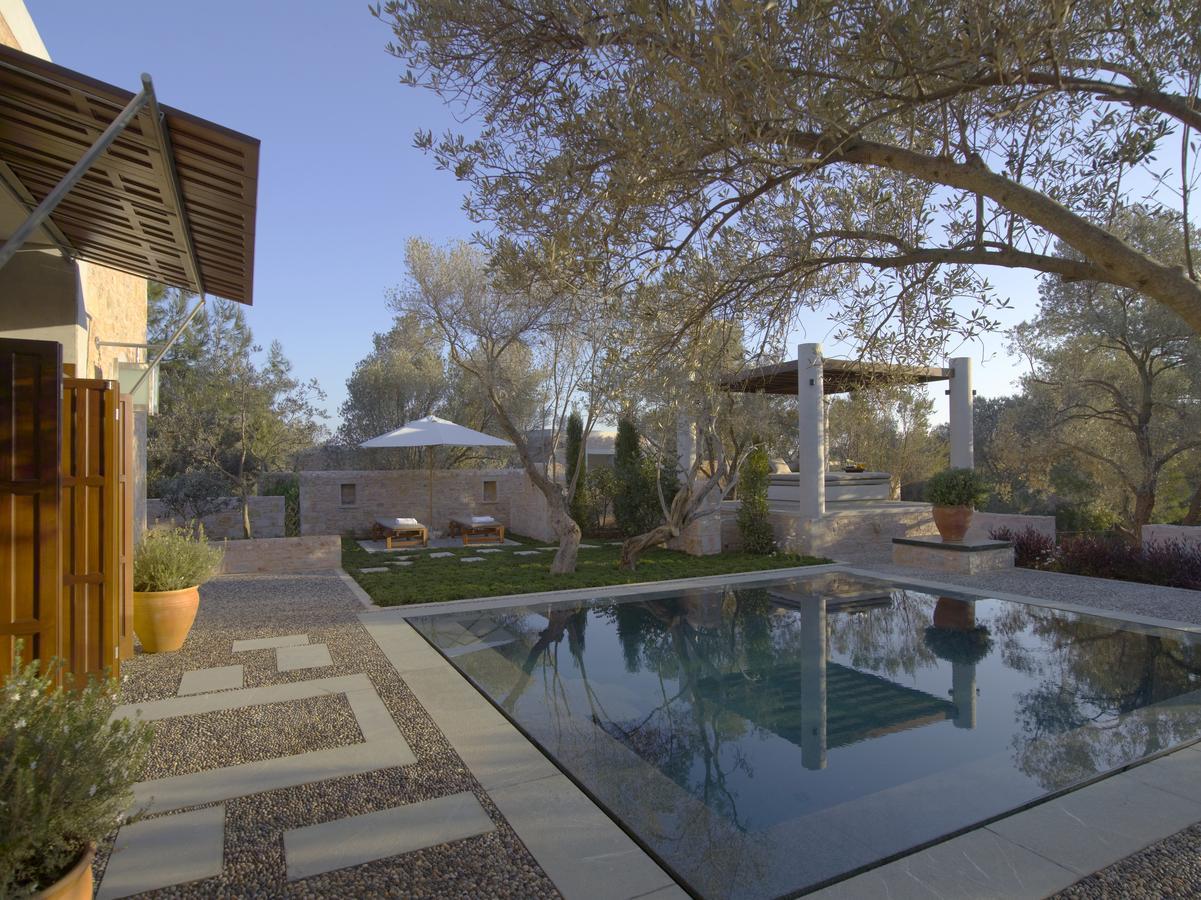 Pavillon mit Pool und Gartenblick
