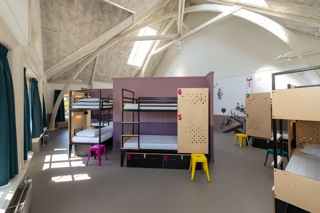 Bed in Gemengde Kamer met 10+ Bedden en Douche