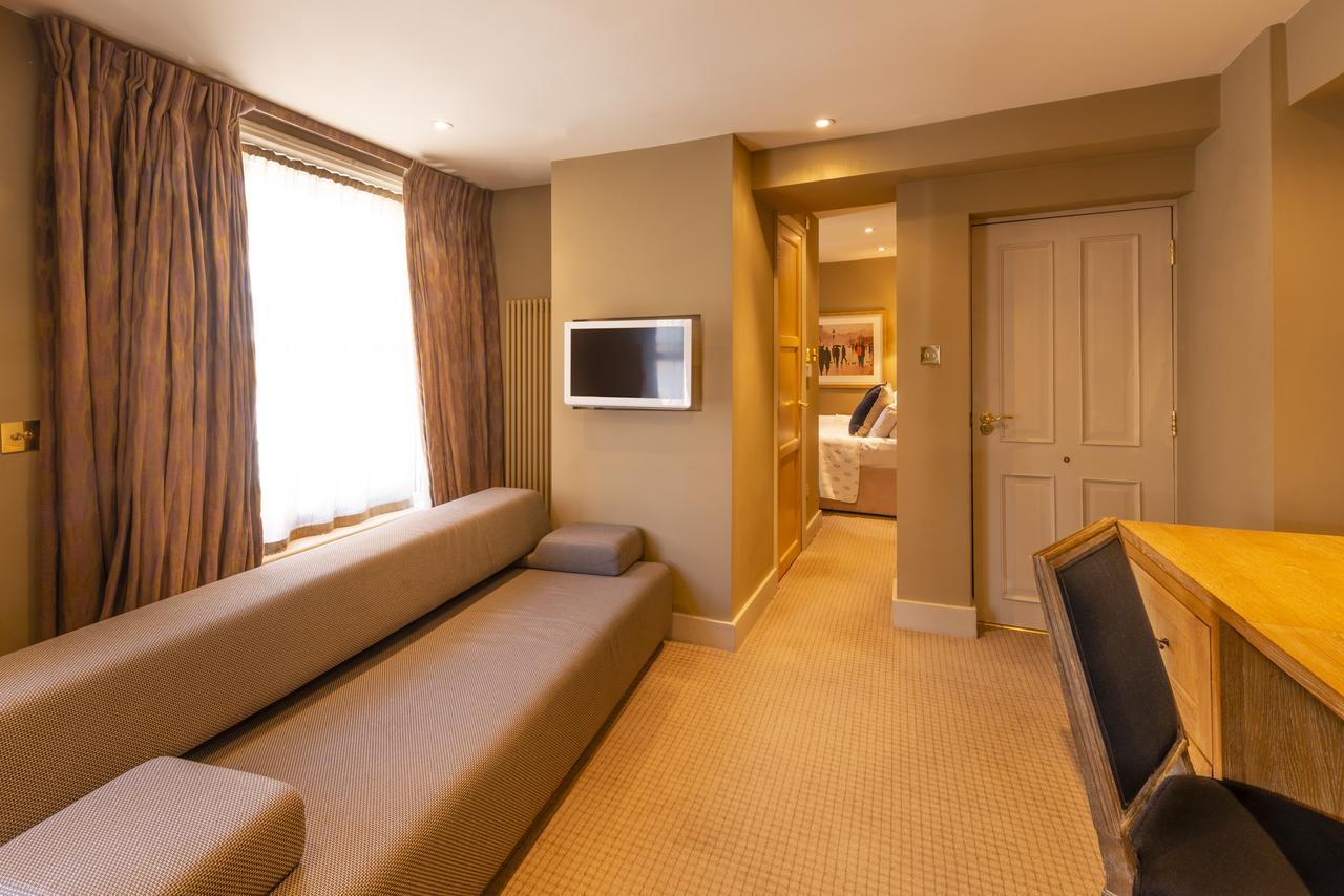 Habitación con cama grande