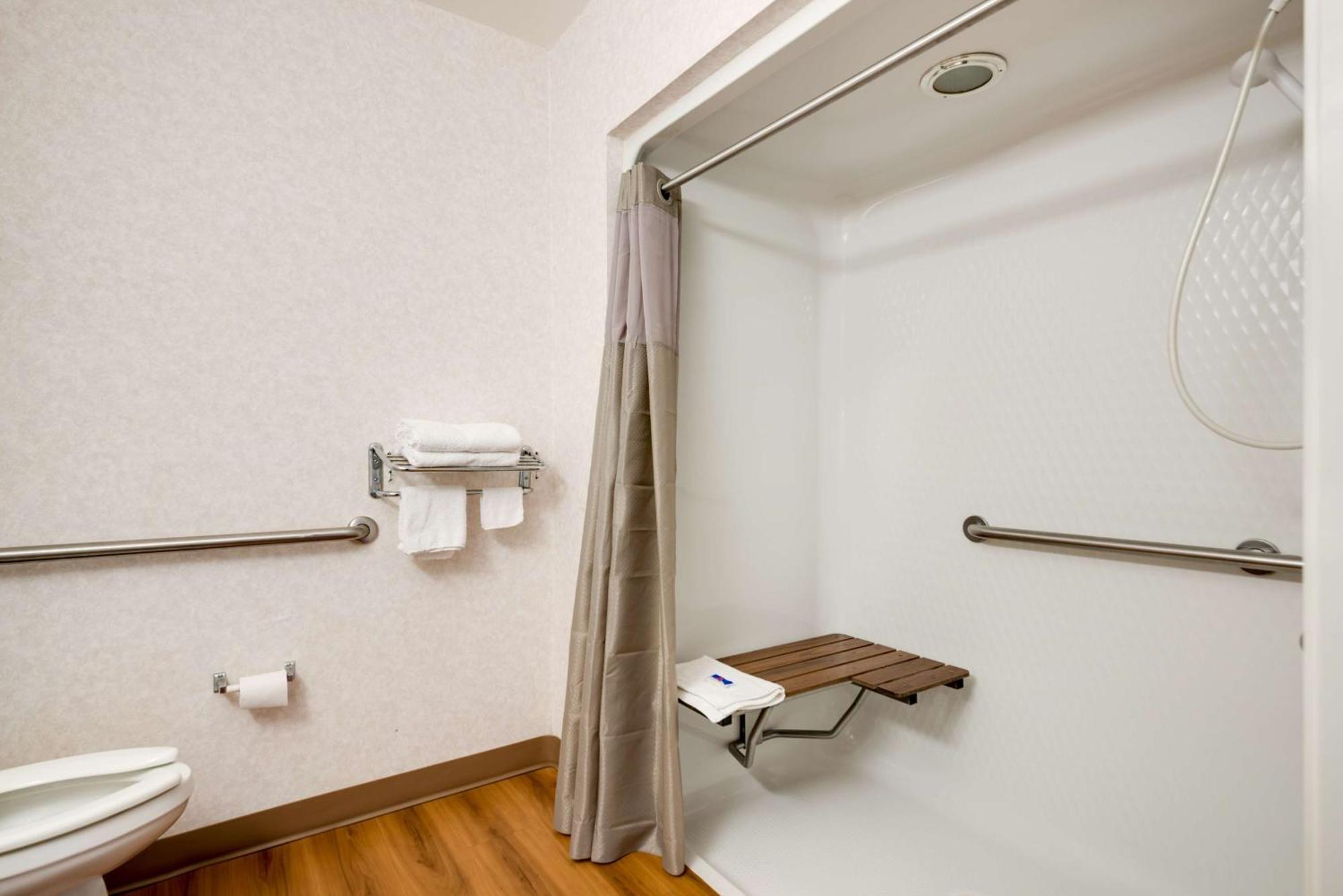 Queen Room - Disability Access - Non-Smoking