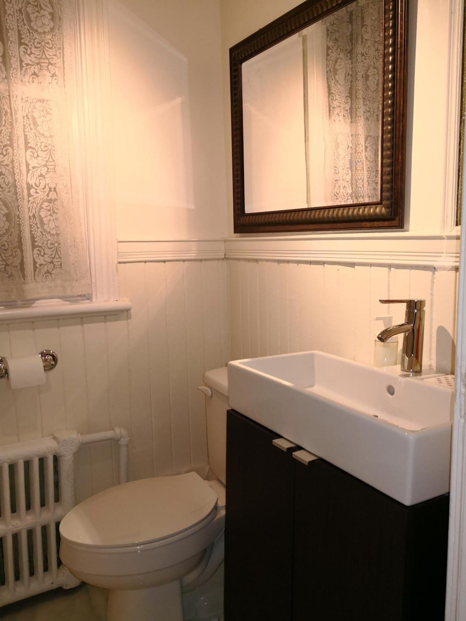 Chambre Lit Queen-Size avec Salle de Bains Privative