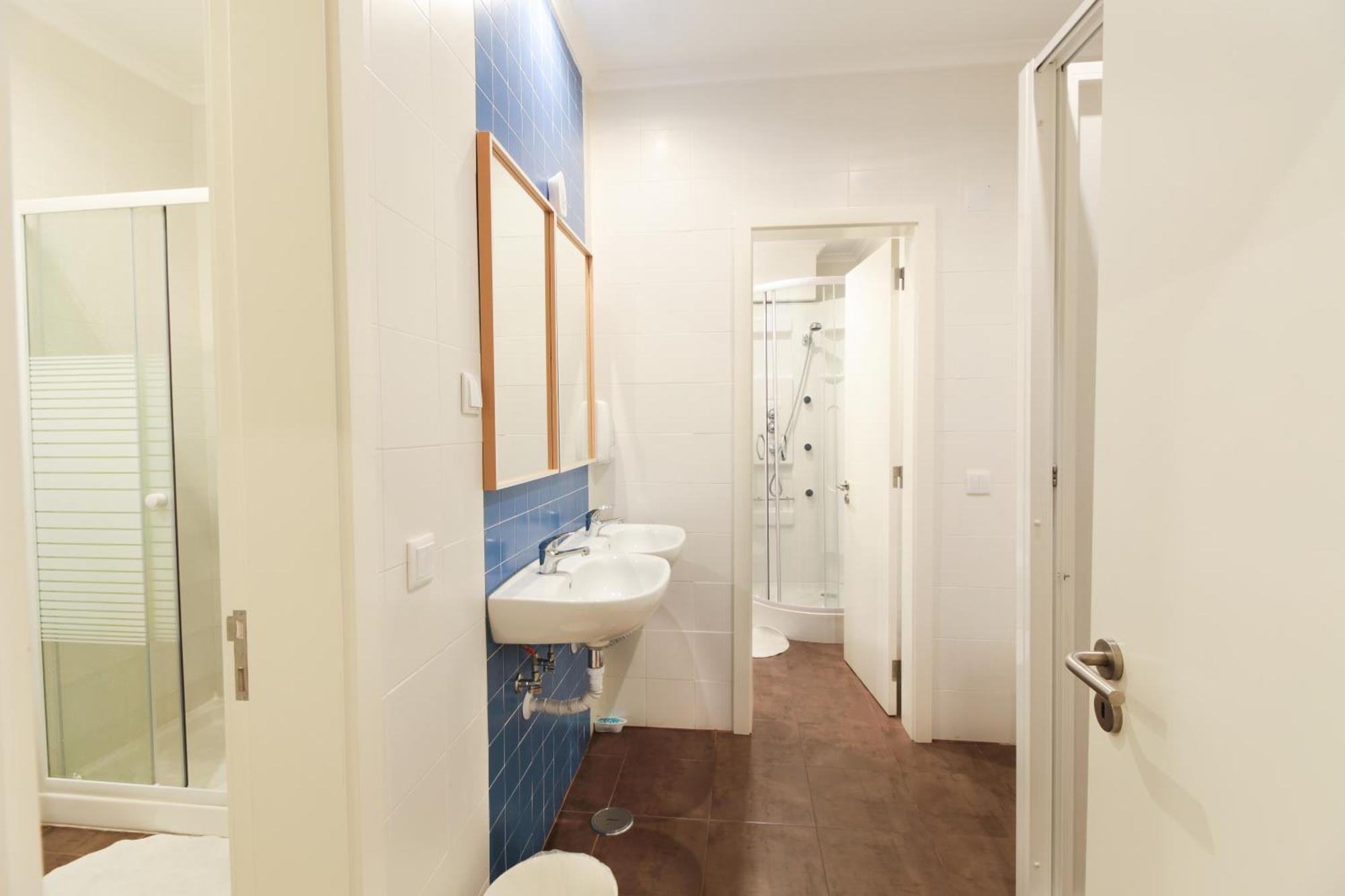 Quarto com 2 Camas de Solteiro e Banheiro Compartilhado