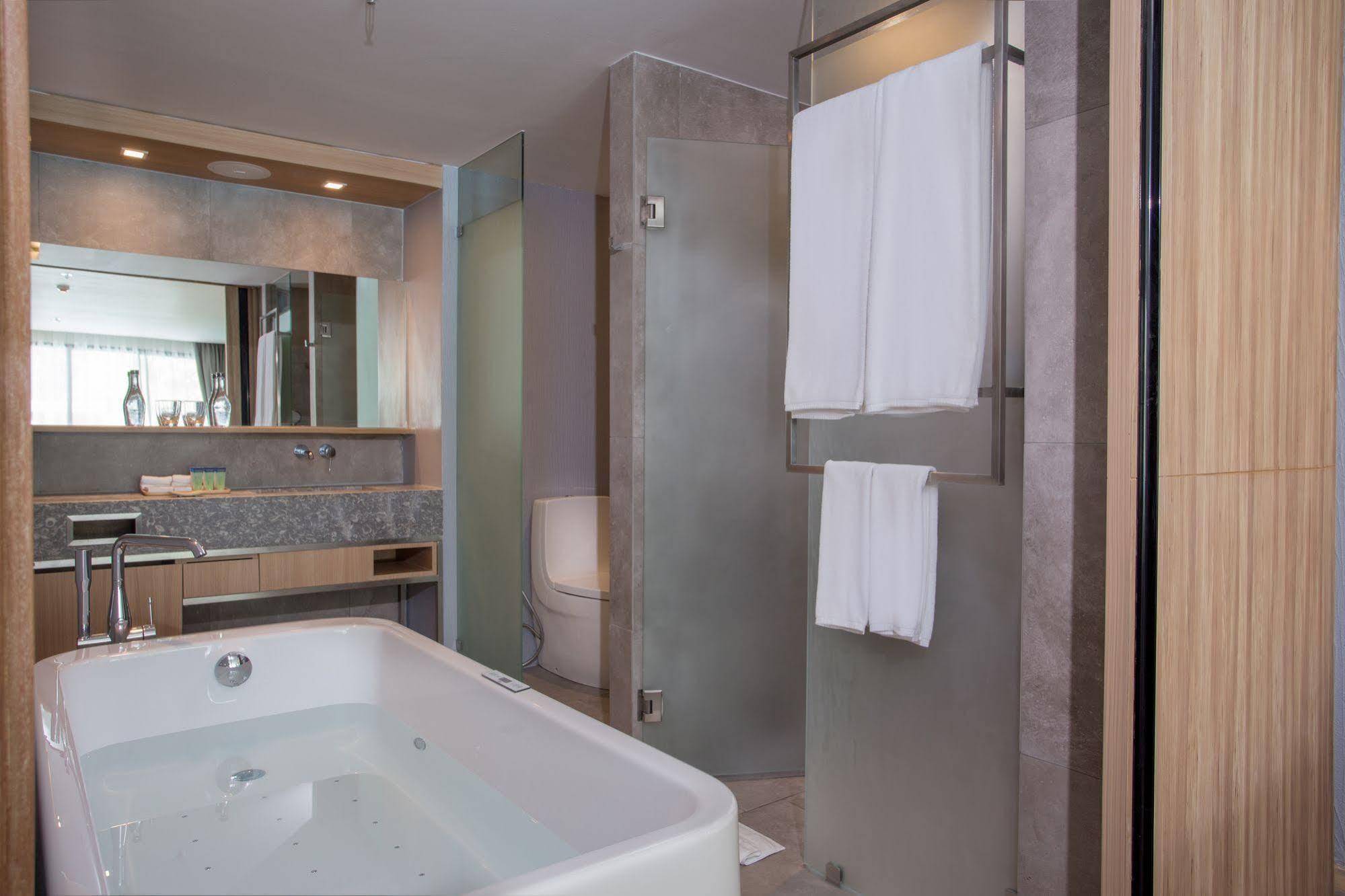 Hébergement Lit King-Size Deluxe - Côté Piscine