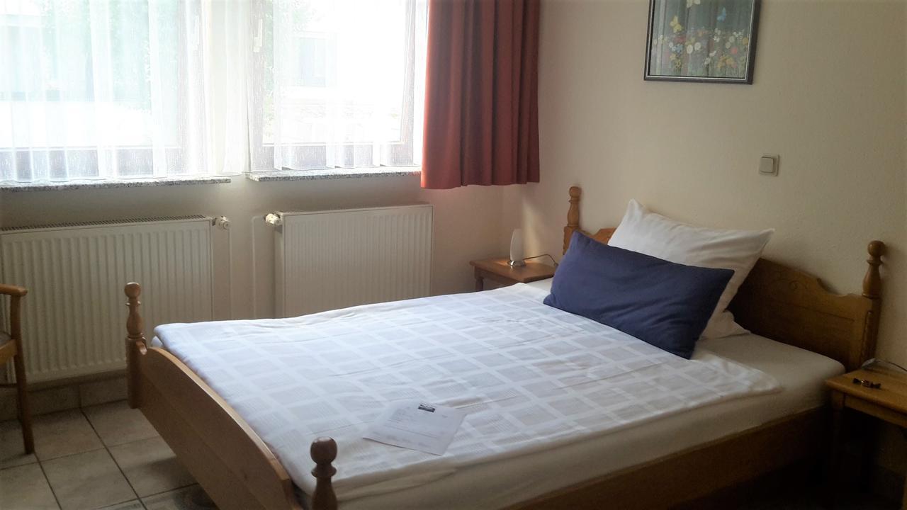 Einzelzimmer mit 140 cm breitem Bett