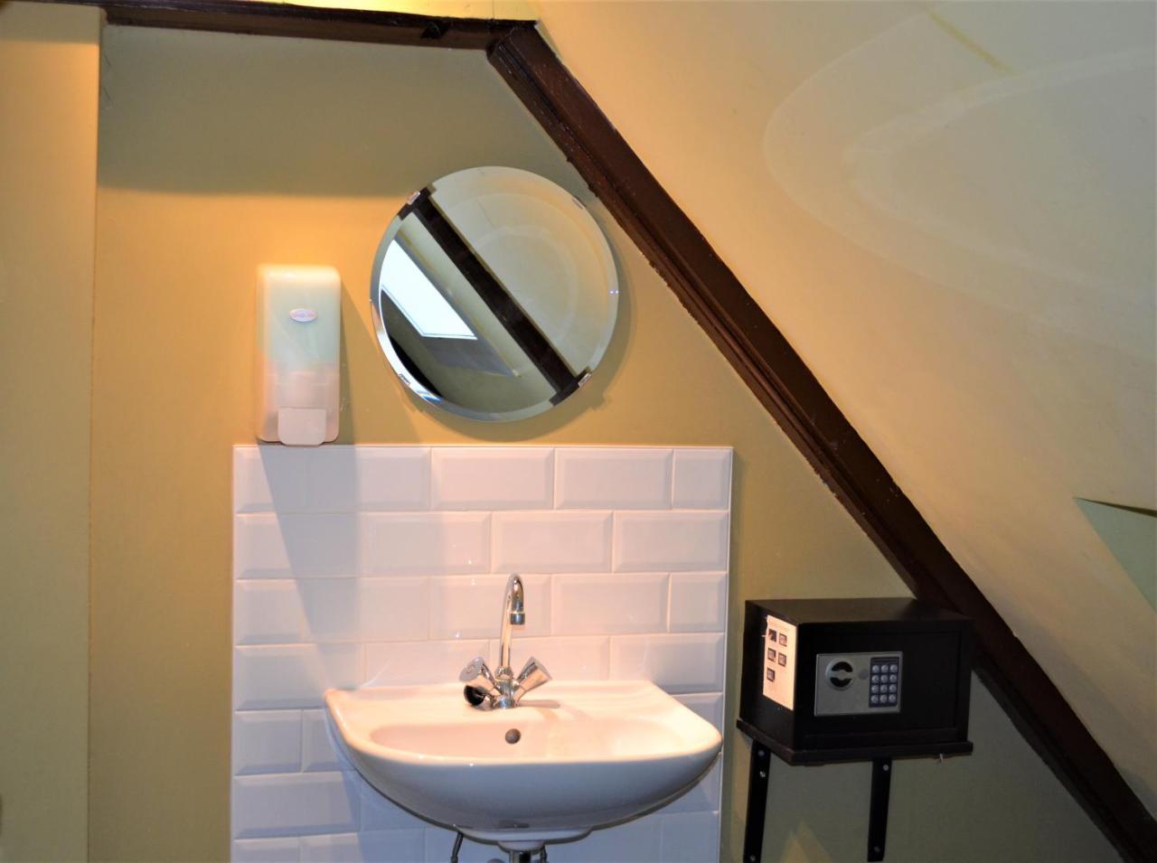 Chambre Lits Jumeaux avec Salle de Bains Commune
