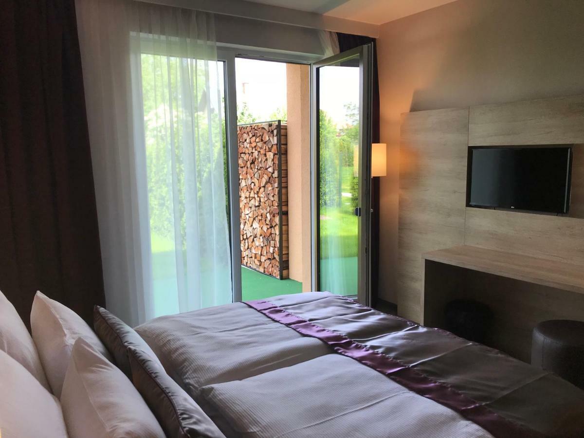 Zimmer mit Kingsize-Bett und Whirlpool