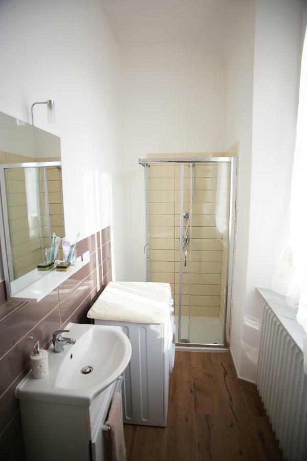 Large Double or Twin Room,872835269:JPEG