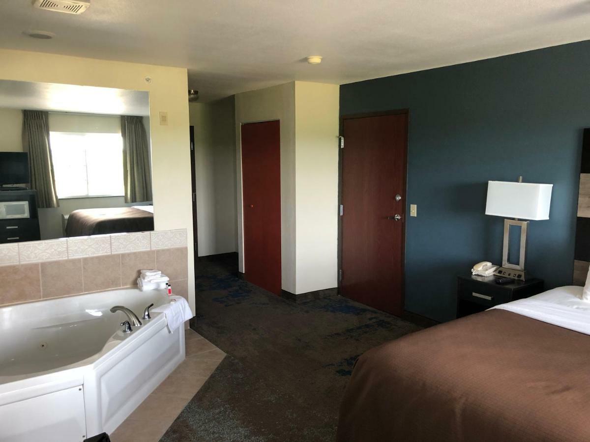 1 King Bed, Deluxe Studio Suite, Non Smoking,894731335:JPEG