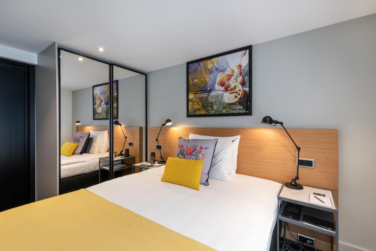 Superior Silver Kamer met Queensize Bed