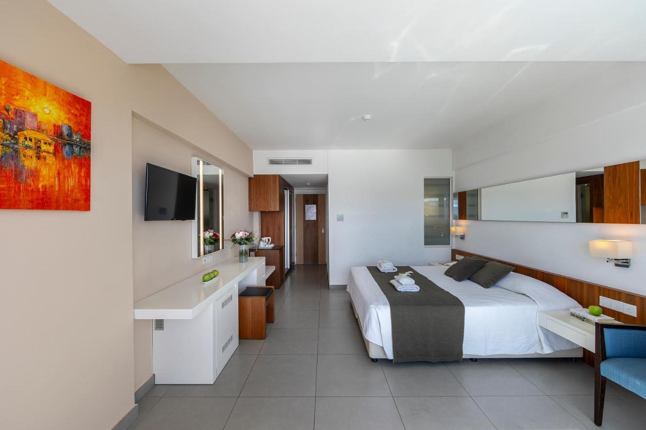 Habitación Superior con vistas a la piscina o al mar