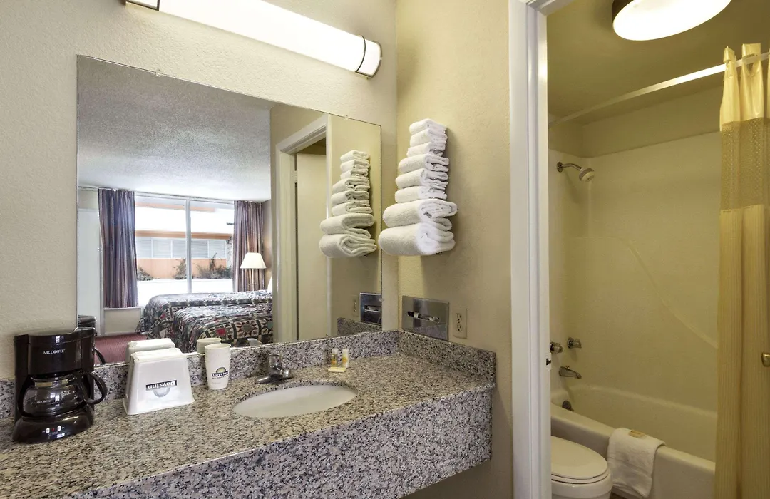 Days Inn By Wyndham White House-1