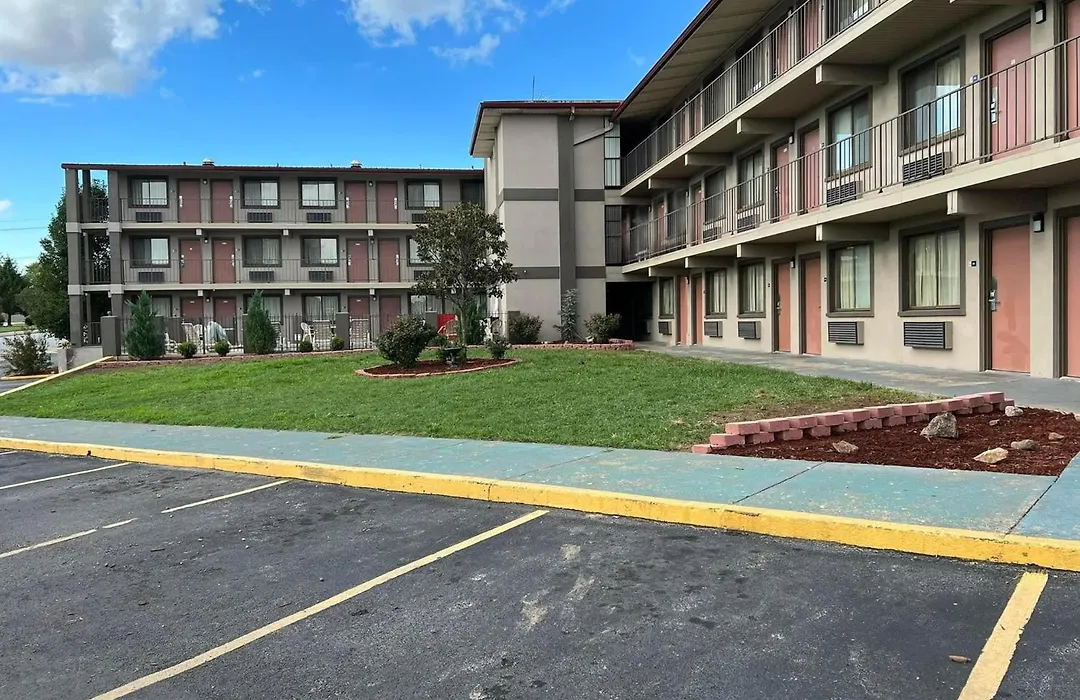 Days Inn & Suites By Wyndham Springfield On I-44-1