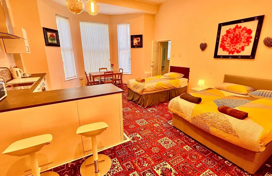 Castle Lodge Guest House 86-88 Sheil Rd L6 3Af-1