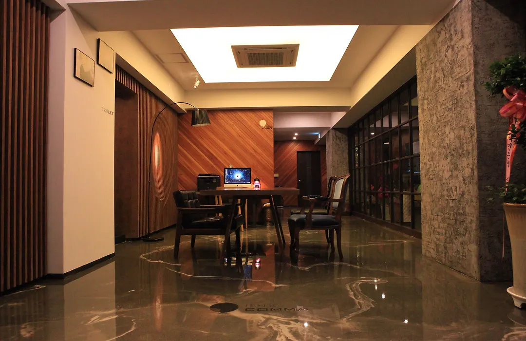 Comma Hotel-1
