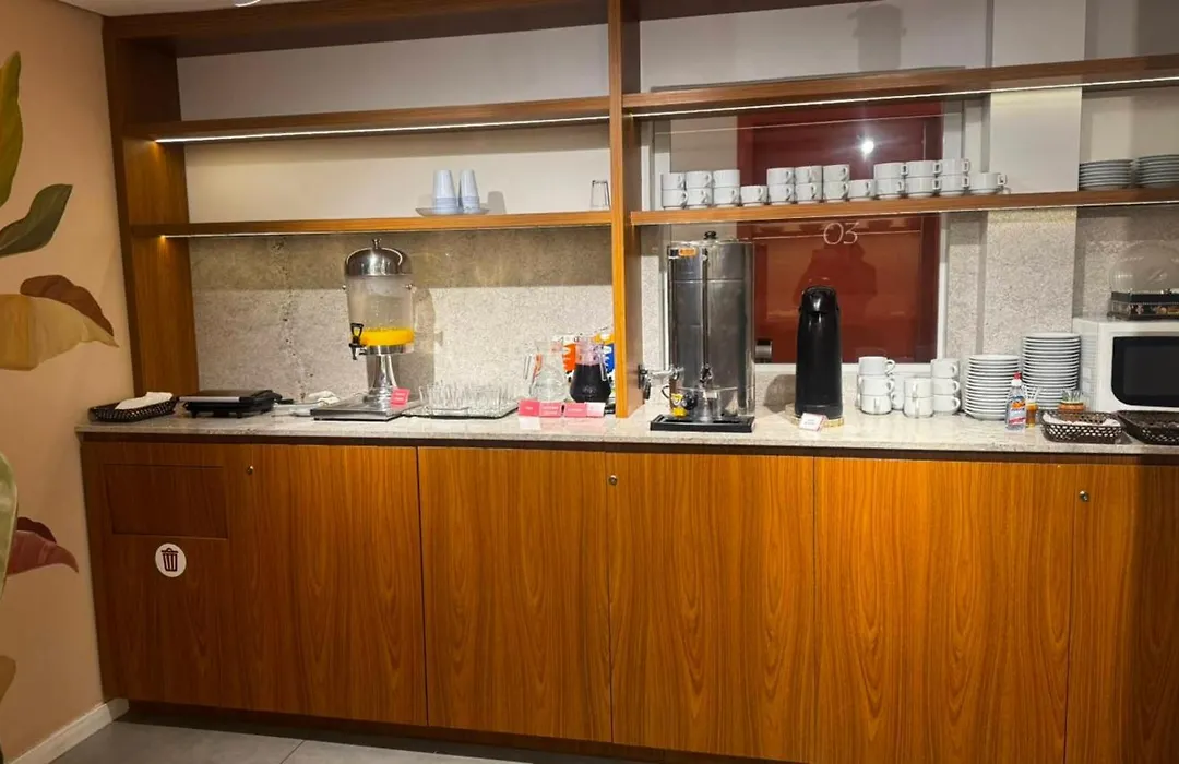 Coral Express Proximo A Ufrgs, Cais Maua E Bar Opiniao-1