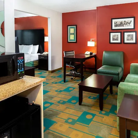 La Quinta By Wyndham Milwaukee Bayshore Area-3