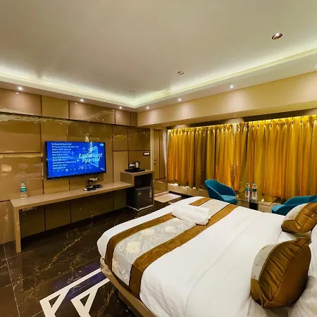 Home2 Renaissance Club-3