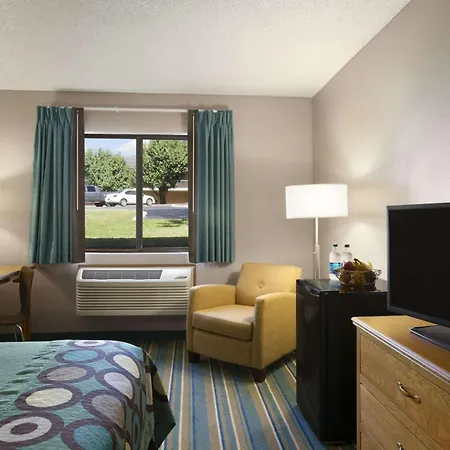 Super 8 By Wyndham Batesville-2