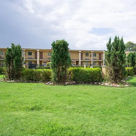 Woodridge Inn And Suites-2