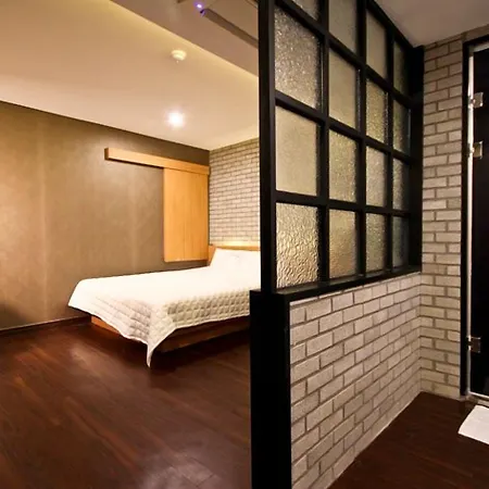 Comma Hotel-3