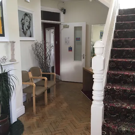 Castle Lodge Guest House 86-88 Sheil Rd L6 3Af-3
